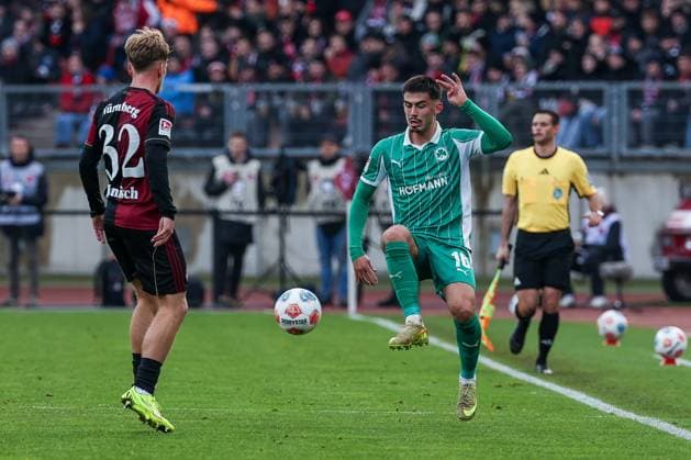 Aaron Keller 16 (Spvgg Greuther Fuerth) in Aktion gegen Tim Janisch 32 (1FC Nuernberg), 1. FC Nuernberg vs. Spvgg Greuther Fuerth, Fussball, 2. Bundesliga, DFL, Saison 2025 2026, Hinrunde, 15. Spieltag, 07.12.2025 DFB regulations prohibit any use of photographs as image sequences and or quasi-video Nuernberg Bayern Deutschland Copyright: xkolbert-press MartinxAgüerax
