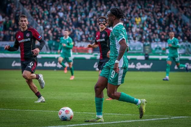 Noel Futkeu 9 (Spvgg Greuther Fuerth) in Aktion gegen Adam Markhiyev 6 (1FC Nuernberg), 1. FC Nuernberg vs. Spvgg Greuther Fuerth, Fussball, 2. Bundesliga, DFL, Saison 2025 2026, Hinrunde, 15. Spieltag, 07.12.2025 DFB regulations prohibit any use of photographs as image sequences and or quasi-video Nuernberg Bayern Deutschland
