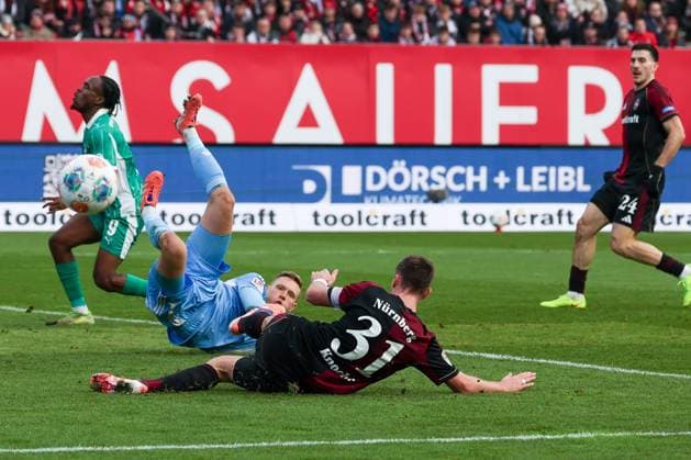 Robin Knoche 31 (1FC Nuernberg) blockt eine Fuerther Flanke, dadurch verpasst der enttaeuschte Noel Futkeu 9 (Spvgg Greuther Fuerth) eine Chance, 1. FC Nuernberg vs. Spvgg Greuther Fuerth, Fussball, 2. Bundesliga, DFL, Saison 2025 2026, Hinrunde, 15. Spieltag, 07.12.2025 DFB regulations prohibit any use of photographs as image sequences and or quasi-video Nuernberg Bayern Deutschland