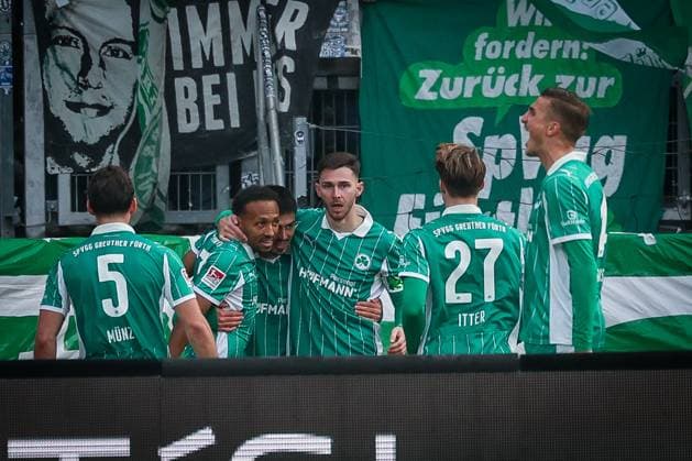 Aaron Keller 16 (Spvgg Greuther Fuerth), Mitte, wird von Julian Green 37 (Spvgg Greuther Fuerth) und Branimir Hrgota 10 (Spvgg Greuther Fuerth) nach seinem Tor zum 2:2 geherzt, Jubel mit Reno Muenz 5 (Spvgg Greuther Fuerth), Luca Itter 27 (Spvgg Greuther Fuerth) und Philipp Ziereis 4 (Spvgg Greuther Fuerth), 1. FC Nuernberg vs. Spvgg Greuther Fuerth, Fussball, 2. Bundesliga, DFL, Saison 2025 2026, Hinrunde, 15. Spieltag, 07.12.2025 DFB regulations prohibit any use of photographs as image sequences and or quasi-video Nuernberg Bayern Deutschland