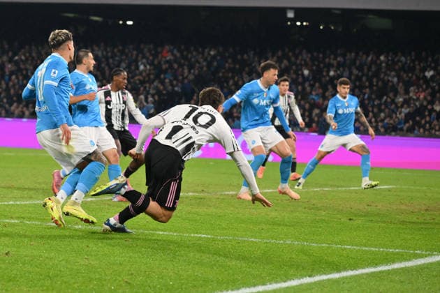 Kenan Yildiz of Juventus F.C. scores the goal for 1-1 during the match of 14th day of the Serie A Championship between S.S.C. Napoli and F.C.Juventus at the Maradona Stadium on Dec 7, 2025 in Naples, Italy. during SSC Napoli vs Juventus FC, Italian soccer Serie A match in Naples, Italy, December 07 2025  Copyright: xRobertoxRamaccia IPAxSportx xipa-agency.netx xx IPA_68897207 IPA_Agency_IPA68897207