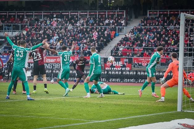 Ein Torschuss von Mohamed Ali Zoma 23 (1FC Nuernberg) geht ins Tor, wird aber wegen vorherigem Foulspiel aberkannt, mit Timo Schlieck 21 (Spvgg Greuther Fuerth), 1. FC Nuernberg vs. Spvgg Greuther Fuerth, Fussball, 2. Bundesliga, DFL, Saison 2025 2026, Hinrunde, 15. Spieltag, 07.12.2025 DFB regulations prohibit any use of photographs as image sequences and or quasi-video Nuernberg Bayern Deutschland