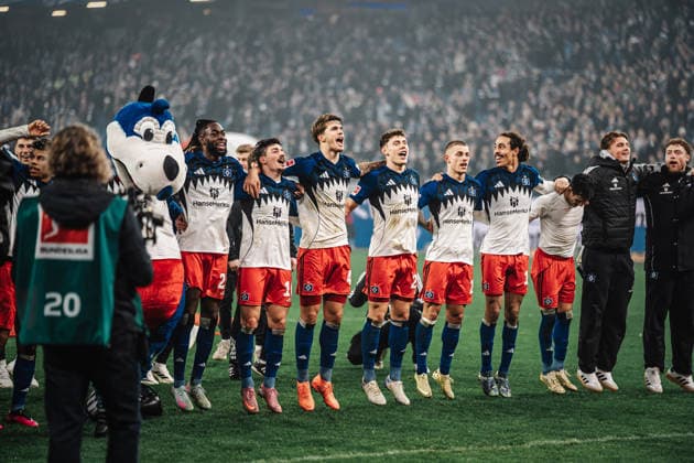 Fußball Männer Saison 2025 2026 1. Fußball-Bundesliga 13. Spieltag Hamburger SV vs. SV Werder Bremen 07.12.2025 HSV feiert nach dem Sieg mit den Fans, v.l. Jordan Torunarigha ( 25, HSV), Giorgi Gocholeishvili ( 16, HSV), Luka Vuskovic ( 44, HSV), Nicolai Remberg ( 21, HSV), Miro Muheim ( 28, HSV) und Yussuf Poulsen ( 15, HSV) Hamburg Volksparkstadion Hamburg Deutschland *** Soccer Men Season 2025 2026 1 Soccer Bundesliga 13 Matchday Hamburger SV vs SV Werder Bremen 07 12 2025 HSV celebrates with the fans after the win, f l Jordan Torunarigha 25, HSV , Giorgi Gocholeishvili 16, HSV , Luka Vuskovic 44, HSV , Nicolai Remberg 21, HSV , Miro Muheim 28, HSV and Yussuf Poulsen 15, HSV Hamburg Volksparkstadion Hamburg Germany