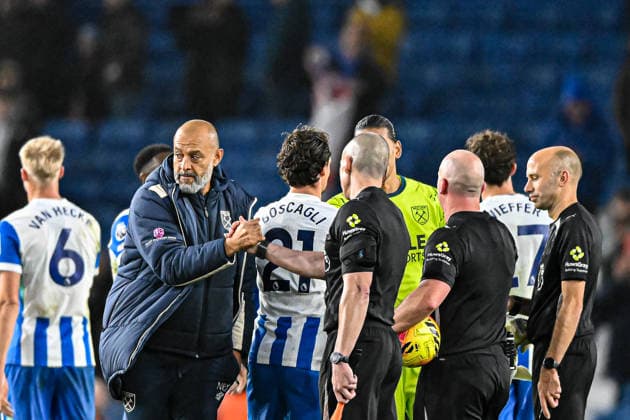 Brighton & Hove Albion v West Ham United - Premier League Nuno Espirito Santo, manager of West Ham, shakes hands with officials after the final whistle during the Premier League match between Brighton and Hove Albion and Aston Villa at the American Express Community Stadium in Brighton and Hove, on December 7, 2025. Brighton and Hove East Sussex United Kingdom  Copyright: xMIxNewsx originalFilename:fletcher-brighton251207_np9sK.jpg