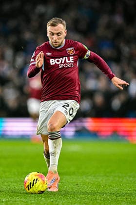 Brighton & Hove Albion v West Ham United - Premier League Jarrod Bowen of West Ham goes forward during the Premier League match between Brighton and Hove Albion and Aston Villa at the American Express Community Stadium in Brighton and Hove, on December 7, 2025. Brighton and Hove East Sussex United Kingdom  Copyright: xMIxNewsx originalFilename:fletcher-brighton251207_npEFT.jpg