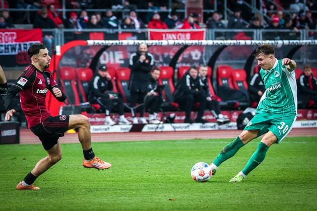 Felix Klaus 30 (Spvgg Greuther Fuerth), rechts, mit einem Torschuss, den Berkay YÄ±lmaz 21 (1FC Nuernberg) nicht blocken kann, Aktion, 1. FC Nuernberg vs. Spvgg Greuther Fuerth, Fussball, 2. Bundesliga, DFL, Saison 2025 2026, Hinrunde, 15. Spieltag, 07.12.2025 DFB regulations prohibit any use of photographs as image sequences and or quasi-video Nuernberg Bayern Deutschland