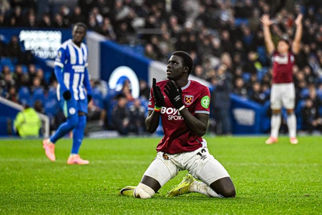 Brighton & Hove Albion v West Ham United - Premier League El Hadji Malick Diouf of West Ham goes onto his knees after going close during the Premier League match between Brighton and Hove Albion and Aston Villa at the American Express Community Stadium in Brighton and Hove, on December 7, 2025. Brighton and Hove East Sussex United Kingdom  Copyright: xMIxNewsx originalFilename:fletcher-brighton251207_nprYn.jpg