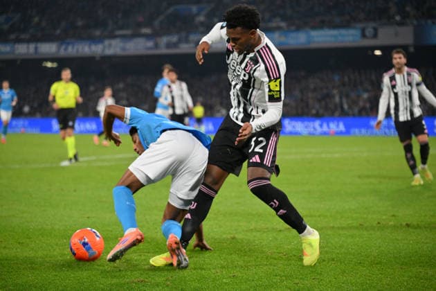 David Neres of S.S.C. Napoli under pressure from Juan Cabal of Juventus F.C. during the match of 14th day of the Serie A Championship between S.S.C. Napoli and F.C.Juventus at the Maradona Stadium on Dec 7, 2025 in Naples, Italy. during SSC Napoli vs Juventus FC, Italian soccer Serie A match in Naples, Italy, December 07 2025  Copyright: xRobertoxRamaccia IPAxSportx xipa-agency.netx xx IPA_68897157 IPA_Agency_IPA68897157