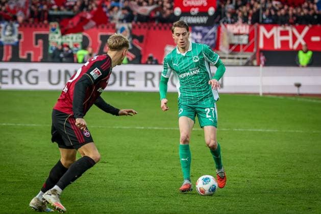 Luca Itter 27 (Spvgg Greuther Fuerth) in Aktion gegen Tim Drexler 15 (1FC Nuernberg), 1. FC Nuernberg vs. Spvgg Greuther Fuerth, Fussball, 2. Bundesliga, DFL, Saison 2025 2026, Hinrunde, 15. Spieltag, 07.12.2025 DFB regulations prohibit any use of photographs as image sequences and or quasi-video Nuernberg Bayern Deutschland