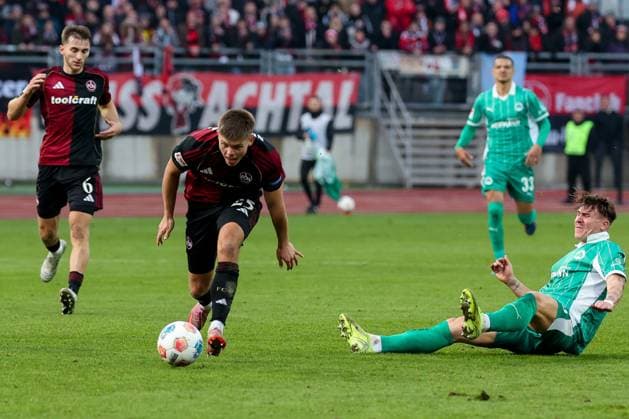 Felix Klaus 30 (Spvgg Greuther Fuerth) wird im Sprint von Finn Becker 25 (1FC Nuernberg) gehalten, gefoult, dieser sieht im Anschluss die gelbe Karte, 1. FC Nuernberg vs. Spvgg Greuther Fuerth, Fussball, 2. Bundesliga, DFL, Saison 2025 2026, Hinrunde, 15. Spieltag, 07.12.2025 DFB regulations prohibit any use of photographs as image sequences and or quasi-video Nuernberg Bayern Deutschland