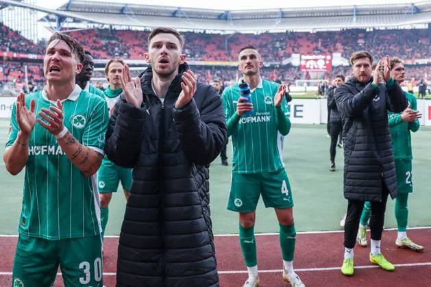 Felix Klaus 30 (Spvgg Greuther Fuerth), Branimir Hrgota 10 (Spvgg Greuther Fuerth), Philipp Ziereis 4 (Spvgg Greuther Fuerth), Pelle Boevink 26 (Spvgg Greuther Fuerth) bei den Fans, Schlussdank, 1. FC Nuernberg vs. Spvgg Greuther Fuerth, Fussball, 2. Bundesliga, DFL, Saison 2025 2026, Hinrunde, 15. Spieltag, 07.12.2025 DFB regulations prohibit any use of photographs as image sequences and or quasi-video Nuernberg Bayern Deutschland