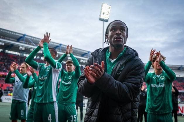 Noel Futkeu 9 (Spvgg Greuther Fuerth) bei den Fans nach Spielende, 1. FC Nuernberg vs. Spvgg Greuther Fuerth, Fussball, 2. Bundesliga, DFL, Saison 2025 2026, Hinrunde, 15. Spieltag, 07.12.2025 DFB regulations prohibit any use of photographs as image sequences and or quasi-video Nuernberg Bayern Deutschland