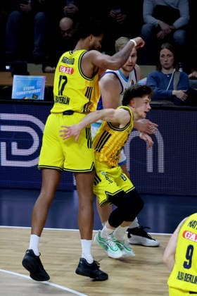 DEU, easyCredit BBL, ALBA vs. Frankfurt, 07.12.2025, Max-Schmeling-Halle, Berlin, DEU, easyCredit BBL, ALBA vs. Frankfurt, im Bild Bennet Hundt (ALBA Berlin 33), Norris Agbakoko (ALBA Berlin 17)