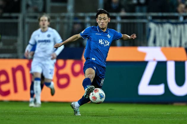 Hiroki Akiyama (SV Darmstadt 1898, 16) am Ball, GER, SV Darmstadt 98 vs Karlsruher SC, Fussball, 2. Bundesliga, 15. Spieltag, Spielzeit 2025 2026, 06.12.2025. DFL REGULATIONS PROHIBIT ANY USE OF PHOTOGRAPHS AS IMAGE SEQUENCES AND OR QUASI-VIDEO GER, SV Darmstadt 98 vs Karlsruher SC, Fussball, 2. Bundesliga, 15. Spieltag, Spielzeit 2025 2026, 06.12.2025. Darmstadt Copyright: xEibner-Pressefoto FlorianxWiegandx EP_FWD