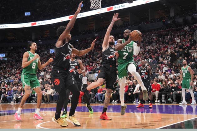 December 7, 2025, Toronto, On, CAN: Boston Celtics guard Jaylen Brown (7) makes a pass around the Toronto Raptors defence during second half NBA, Basketball Herren, USA basketball action in Toronto on Sunday, December 7, 2025. Jaylen Brown  - ZUMAc35_ 20251207_zaf_c35_082 Copyright: xChrisxYoungx