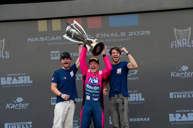 Rubens Barrichello is the champion of the NASCAR, Motorsport, USA Brazil Special Edition season in Sao Paulo. Sao Paulo (SP), 07 12 2025 Sports Motorsport NASCAR Champion Driver Rubens Barrichello is crowned champion of the NASCAR Brazil Special Edition season after the Super Final at the Interlagos racetrack, in the southern part of Sao Paulo. The Brazilian celebrates the title in front of the crowd after the decisive race that concludes the category s calendar. The championship will be decided this Sunday, December 7, 2025. (Foto: Julio D Paula Thenews2 imago images) SPO  Copyright: xJulioxD Paulax