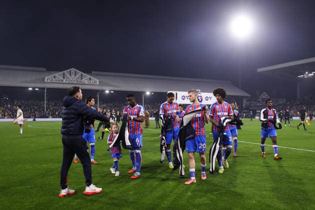 Fulham v Crystal Palace 07 December 2025, London - Premier League Football - Fulham v Crystal Palace - The players give their jackets to the kit man - Photo: Jacques Feeney Offside. London UK  Copyright: xJacquesxFeeneyx xOffsidexOffside