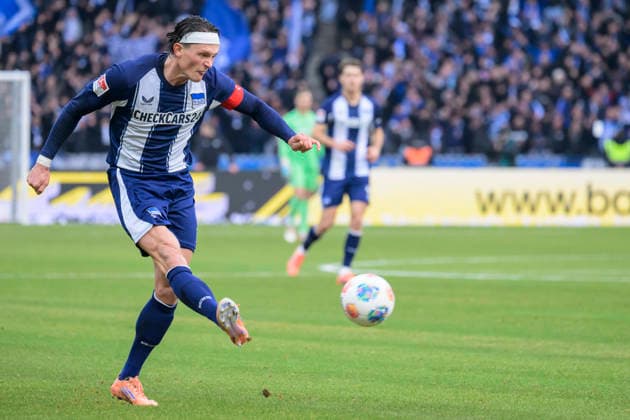 GER, Berlin, soccer, Hertha BSC vs. 1. FC Magdeburg, DFB, 2nd Bundesliga, 2025 2026 season, f.l.t.r.: Fabian Reese (Hertha BSC), play the ball, DFB DFL REGULATIONS PROHIBIT ANY USE OF PHOTOGRAPHS AS IMAGE SEQUENCES AND OR QUASI-VIDEO, December 7, 2025, Copyright: HMBxMedia UwexKoch
