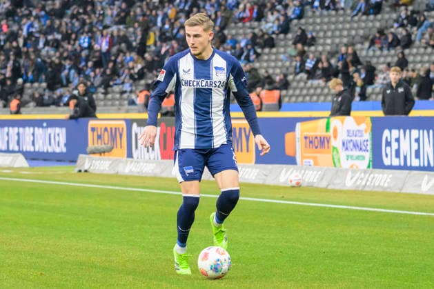 GER, Berlin, soccer, Hertha BSC vs. 1. FC Magdeburg, DFB, 2nd Bundesliga, 2025 2026 season, f.l.t.r.: Marten Winkler (Hertha BSC), play the ball, DFB DFL REGULATIONS PROHIBIT ANY USE OF PHOTOGRAPHS AS IMAGE SEQUENCES AND OR QUASI-VIDEO, December 7, 2025, Copyright: HMBxMedia UwexKoch