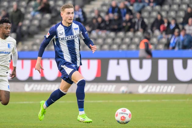 GER, Berlin, soccer, Hertha BSC vs. 1. FC Magdeburg, DFB, 2nd Bundesliga, 2025 2026 season, f.l.t.r.: Marten Winkler (Hertha BSC), play the ball, DFB DFL REGULATIONS PROHIBIT ANY USE OF PHOTOGRAPHS AS IMAGE SEQUENCES AND OR QUASI-VIDEO, December 7, 2025, Copyright: HMBxMedia UwexKoch