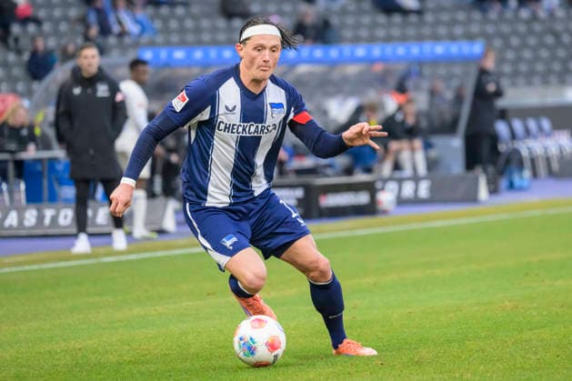 GER, Berlin, soccer, Hertha BSC vs. 1. FC Magdeburg, DFB, 2nd Bundesliga, 2025 2026 season, f.l.t.r.: Fabian Reese (Hertha BSC), play the ball, DFB DFL REGULATIONS PROHIBIT ANY USE OF PHOTOGRAPHS AS IMAGE SEQUENCES AND OR QUASI-VIDEO, December 7, 2025,