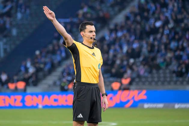 GER, Berlin, soccer, Hertha BSC vs. 1. FC Magdeburg, DFB, 2nd Bundesliga, 2025 2026 season, f.l.t.r.: Konrad Oldhafer Referee, shows - corner kick, DFB DFL REGULATIONS PROHIBIT ANY USE OF PHOTOGRAPHS AS IMAGE SEQUENCES AND OR QUASI-VIDEO, December 7, 2025,