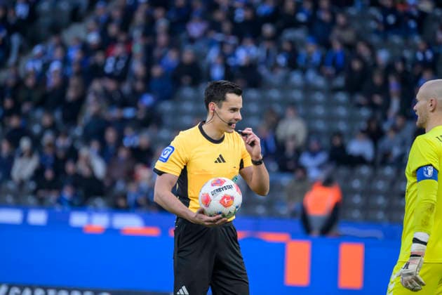 GER, Berlin, soccer, Hertha BSC vs. 1. FC Magdeburg, DFB, 2nd Bundesliga, 2025 2026 season, f.l.t.r.: Konrad Oldhafer Referee, DFB DFL REGULATIONS PROHIBIT ANY USE OF PHOTOGRAPHS AS IMAGE SEQUENCES AND OR QUASI-VIDEO, December 7, 2025,