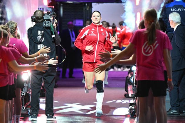 Niederlande, Handball, Weltmeisterschaft der Frauen 2025, Schweiz vs Rumänien, 07.12.2025, Ahoy Arena, Rotterdam, Niederlande, Nuria Bucher (Schweiz, 14) beim Einlaufen Copyright: xMarkusxVerwimpx