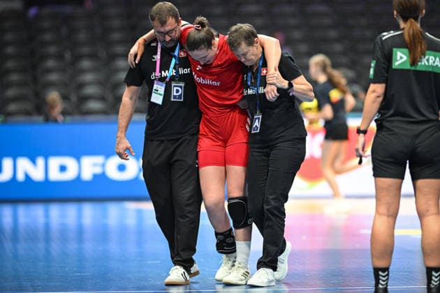 Niederlande, Handball, Weltmeisterschaft der Frauen 2025, Schweiz vs Rumänien, 07.12.2025, Ahoy Arena, Rotterdam, Niederlande, Tabea Schmid (Schweiz, 7) wird verletzt vom Spielfeld gebracht Copyright: xMarkusxVerwimpx