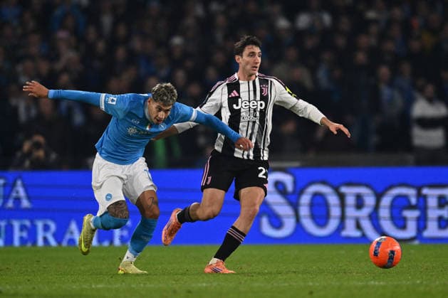 CALCIO - Serie A - SSC Napoli vs Juventus FC Mathias Olivera of S.S.C. Napoli and Andrea Cambiaso of Juventus F.C. are in action during the 14th day of the Serie A Championship between S.S.C. Napoli and Juventus F.C. at the Diego Armando Maradona Stadium on December 7, 2025 in Naples, Italy. Naples Italy  Copyright: xIPAxSport ABACAx