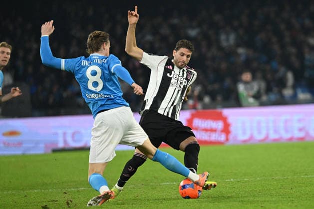 CALCIO - Serie A - SSC Napoli vs Juventus FC Manuel Locatelli of Juventus FC competes for the ball with Scott McTominay of SSC Napoli during the Serie A Enilive match between SSC Napoli vs Juventus FC at Diego Armndo Maradona Stadium Naples Italy  Copyright: xIPAxSport ABACAx