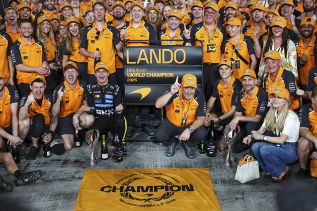 ABU DHABI, UNITED ARAB EMIRATES - DECEMBER 7: Lando Norris of McLaren celebrates becomes F1 World Champion 2025 with his team after the F1 Grand Prix of Abu Dhabi at Yas Marina Circuit on December 4, 2025 in Abu Dhabi, United Arab Emirates. (Photo by Paddocker) Copyright: xQIANxJUNxMotorsportxMedia Paddocx Sportspressphoto_SPR72201