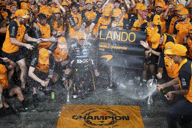 ABU DHABI, UNITED ARAB EMIRATES - DECEMBER 7: Lando Norris of McLaren celebrates becomes F1 World Champion 2025 with his team after the F1 Grand Prix of Abu Dhabi at Yas Marina Circuit on December 4, 2025 in Abu Dhabi, United Arab Emirates. (Photo by Paddocker) Copyright: xQIANxJUNxMotorsportxMedia Paddocx Sportspressphoto_SPR72204