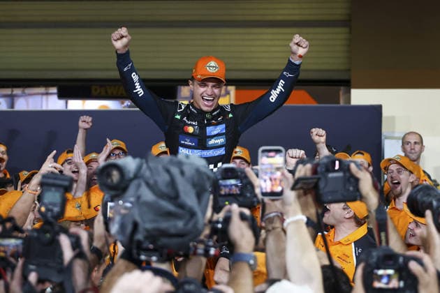 ABU DHABI, UNITED ARAB EMIRATES - DECEMBER 7: Lando Norris of McLaren celebrates becomes F1 World Champion 2025 with his team after the F1 Grand Prix of Abu Dhabi at Yas Marina Circuit on December 4, 2025 in Abu Dhabi, United Arab Emirates. (Photo by Paddocker) Copyright: xQIANxJUNxMotorsportxMedia Paddocx Sportspressphoto_SPR72207