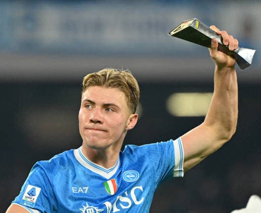 (251208) -- NAPLES, Dec. 8, 2025 -- Napoli s Rasmus Hojlund reacts with the trophy as player of the match after a Serie A football match between Napoli and Juventus in Naples, Italy, Dec. 7, 2025. (Photo by Xinhua) (SP)ITALY-NAPLES-FOOTBALL-SERIE A-NAPOLI VS JUVENTUS AlbertoxLingria 