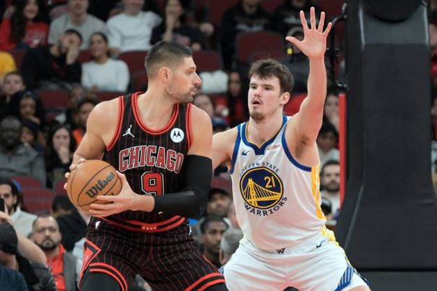 Chicago Bulls v Golden State Warrios - NBA, Basketball Herren, USA CHICAGO,ILLINOIS - DECEMBER 7: Nicola Vucevic (9) of Chicago Bulls and Quinten Post (21) of Golden State Warrios in action during NBA basketball game between Chicago Bulls and Golden State Warriors at the United Center in Chicago, Illinois on December 7, 2025. Jacek Boczarski Anadolu Illinois United States. Editorial use only. Please get in touch for any other usage.  Copyright: x2025xAnadoluxJacekxBoczarskix