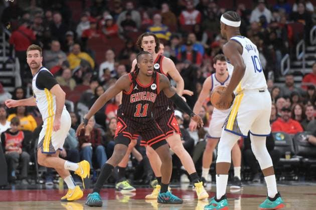 Chicago Bulls v Golden State Warrios - NBA, Basketball Herren, USA CHICAGO, ILLINOIS - DECEMBER 7 : Ayo Dosunmu (11) of Chicago Bulls against Golden States Warriors players during their NBA regular-season game at the United Center on December 7, 2025. Jacek Boczarski Anadolu Illinois United States. Editorial use only. Please get in touch for any other usage.  Copyright: x2025xAnadoluxJacekxBoczarskix