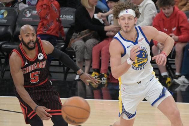 Chicago Bulls v Golden State Warrios - NBA, Basketball Herren, USA CHICAGO,ILLINOIS - DECEMBER 7: Brandin Podziemski (2) of Golden State Warrios and Jevon Carter (5) of Chicago Bulls in action during NBA basketball game between Chicago Bulls and Golden State Warriors at the United Center in Chicago, Illinois on December 7, 2025. Jacek Boczarski Anadolu Illinois United States. Editorial use only. Please get in touch for any other usage.  Copyright: x2025xAnadoluxJacekxBoczarskix