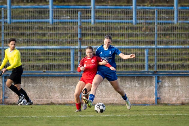 Regionalliga Nordost Frauen: 1. FC Magdeburg vs. 1. FFV Erfurt; Magdeburg; 07.12.2025 Kira Hasenbein ( 15; 1. FFV Erfurt) gegen Antonia Schulz ( 19; 1. FC Magdeburg) Regionalliga Nordost Frauen: 1. FC Magdeburg vs. 1. FFV Erfurt; Heinrich-Germer-Stadion Magdeburg; 07.12.2025 Copyright: xBEAUTIFULxSPORTS Duehringx