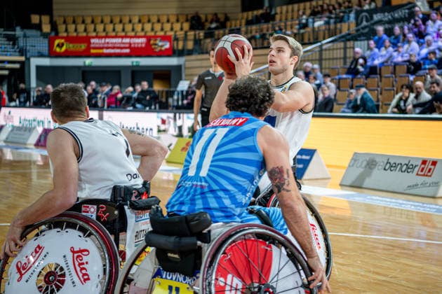 DRS Pokal - Rollstuhlbasketball; RSV Lahn-Dill - RSB Thuringia Bulls, 07.12.25 Julian Lammering (RSV Lahn-Dill, 14), Jordi Ruiz (RSB Thuringia Bulls, 11), Vincent Dallaire (RSV Lahn-Dill, 7) DRS Pokal - Rollstuhlbasketball; RSV Lahn-Dill - RSB Thuringia Bulls: Wetzlar, 07.12.25 Copyright: xBEAUTIFULxSPORTS Roeczeyx