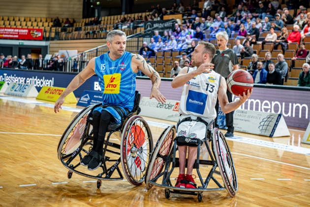 DRS Pokal - Rollstuhlbasketball; RSV Lahn-Dill - RSB Thuringia Bulls, 07.12.25 Thomas Böhme (RSV Lahn-Dill, 13), Joakim Linden (RSB Thuringia Bulls, 15) DRS Pokal - Rollstuhlbasketball; RSV Lahn-Dill - RSB Thuringia Bulls: Wetzlar, 07.12.25 Copyright: xBEAUTIFULxSPORTS Roeczeyx