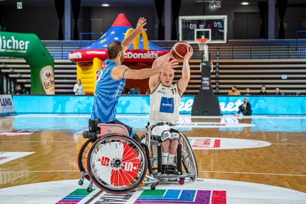 DRS Pokal - Rollstuhlbasketball; RSV Lahn-Dill - RSB Thuringia Bulls, 07.12.25 Quinten Zantinge (RSV Lahn-Dill, 11), Vahid Gholomazad (RSB Thuringia Bulls, 7) DRS Pokal - Rollstuhlbasketball; RSV Lahn-Dill - RSB Thuringia Bulls: Wetzlar, 07.12.25 Copyright: xBEAUTIFULxSPORTS Roeczeyx
