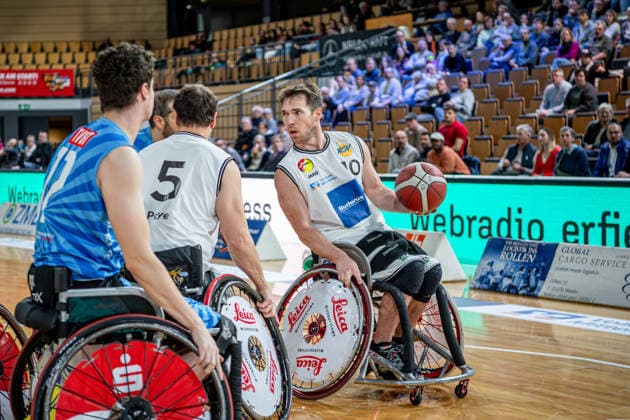 DRS Pokal - Rollstuhlbasketball; RSV Lahn-Dill - RSB Thuringia Bulls, 07.12.25 Colin Higgins (RSV Lahn-Dill, 10), Michael Paye (RSV Lahn-Dill, 5), Arie Twigt (RSB Thuringia Bulls, 17) DRS Pokal - Rollstuhlbasketball; RSV Lahn-Dill - RSB Thuringia Bulls: Wetzlar, 07.12.25 Copyright: xBEAUTIFULxSPORTS Roeczeyx