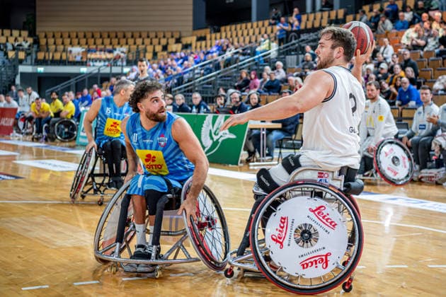 DRS Pokal - Rollstuhlbasketball; RSV Lahn-Dill - RSB Thuringia Bulls, 07.12.25 Matthias Güntner (RSV Lahn-Dill, 9), Jordi Ruiz (RSB Thuringia Bulls, 11) DRS Pokal - Rollstuhlbasketball; RSV Lahn-Dill - RSB Thuringia Bulls: Wetzlar, 07.12.25 Copyright: xBEAUTIFULxSPORTS Roeczeyx