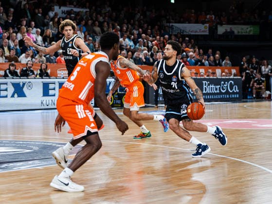 Devon Daniels IV (Veolia Towers Hamburg, 21) im Dribbling Rasta Vechta vs. Veolia Towers Hamburg, Basketball, easyCredit Basketball Bundesliga, 9. Spieltag, Saison 2025 2026, 07.12.2025 Rasta Vechta vs. Veolia Towers Hamburg, Basketball, easyCredit Basketball Bundesliga, 9. Spieltag, Saison 2025 2026, 07.12.2025 Vechta Copyright: xEibner-Pressefoto DamianxKruczynx EP_DKI