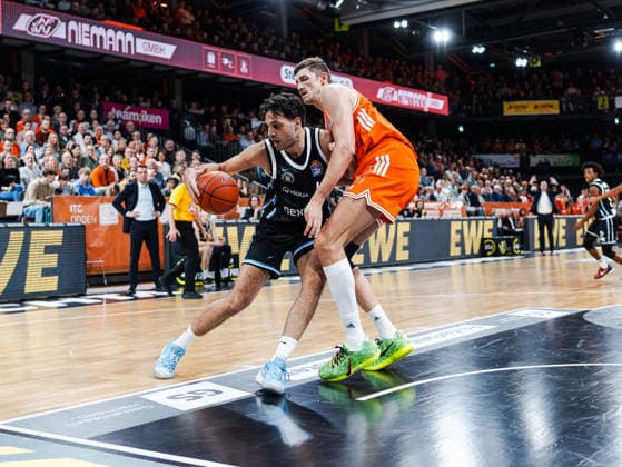 Benedikt Turudic (Veolia Towers Hamburg, 44) im Zweikampf gegen Tibor Pleiss (RASTA Vechta, 22) Rasta Vechta vs. Veolia Towers Hamburg, Basketball, easyCredit Basketball Bundesliga, 9. Spieltag, Saison 2025 2026, 07.12.2025 Rasta Vechta vs. Veolia Towers Hamburg, Basketball, easyCredit Basketball Bundesliga, 9. Spieltag, Saison 2025 2026, 07.12.2025 Vechta Copyright: xEibner-Pressefoto DamianxKruczynx EP_DKI