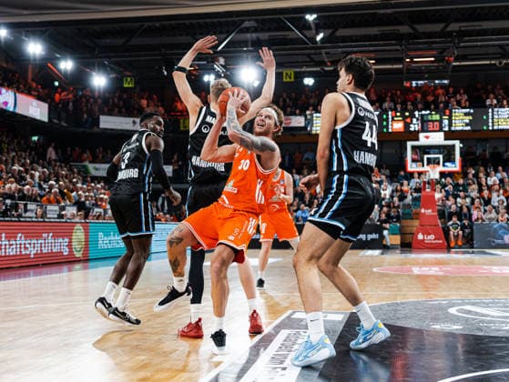 Booker Coplin (RASTA Vechta, 30) mit einem Dribbling schafft es an Zsombor Maronka (Veolia Towers Hamburg, 05) und Benedikt Turudic (Veolia Towers Hamburg, 44) vorbei Rasta Vechta vs. Veolia Towers Hamburg, Basketball, easyCredit Basketball Bundesliga, 9. Spieltag, Saison 2025 2026, 07.12.2025 Rasta Vechta vs. Veolia Towers Hamburg, Basketball, easyCredit Basketball Bundesliga, 9. Spieltag, Saison 2025 2026, 07.12.2025 Vechta Copyright: xEibner-Pressefoto DamianxKruczynx EP_DKI