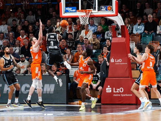 Osaro Rich Igbineweka (Veolia Towers Hamburg, 03) mit einem Dunk zum Korb Rasta Vechta vs. Veolia Towers Hamburg, Basketball, easyCredit Basketball Bundesliga, 9. Spieltag, Saison 2025 2026, 07.12.2025 Rasta Vechta vs. Veolia Towers Hamburg, Basketball, easyCredit Basketball Bundesliga, 9. Spieltag, Saison 2025 2026, 07.12.2025 Vechta Copyright: xEibner-Pressefoto DamianxKruczynx EP_DKI