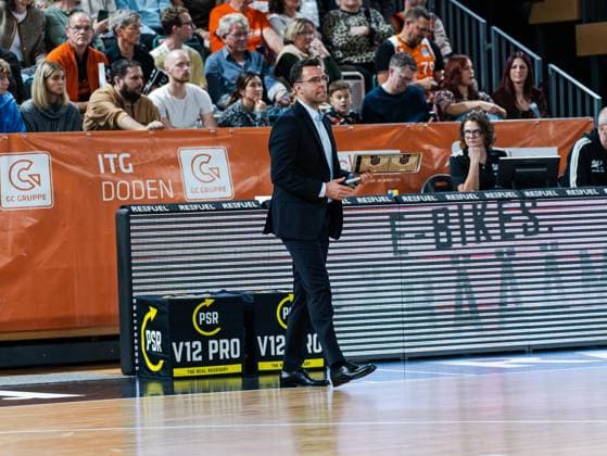 Benka Barloschky (Head Coach, Veolia Towers Hamburg) Rasta Vechta vs. Veolia Towers Hamburg, Basketball, easyCredit Basketball Bundesliga, 9. Spieltag, Saison 2025 2026, 07.12.2025 Rasta Vechta vs. Veolia Towers Hamburg, Basketball, easyCredit Basketball Bundesliga, 9. Spieltag, Saison 2025 2026, 07.12.2025 Vechta Copyright: xEibner-Pressefoto DamianxKruczynx EP_DKI