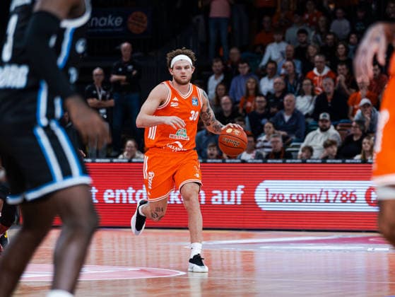 Booker Coplin (RASTA Vechta, 30) im Dribbling Rasta Vechta vs. Veolia Towers Hamburg, Basketball, easyCredit Basketball Bundesliga, 9. Spieltag, Saison 2025 2026, 07.12.2025 Rasta Vechta vs. Veolia Towers Hamburg, Basketball, easyCredit Basketball Bundesliga, 9. Spieltag, Saison 2025 2026, 07.12.2025 Vechta Copyright: xEibner-Pressefoto DamianxKruczynx EP_DKI